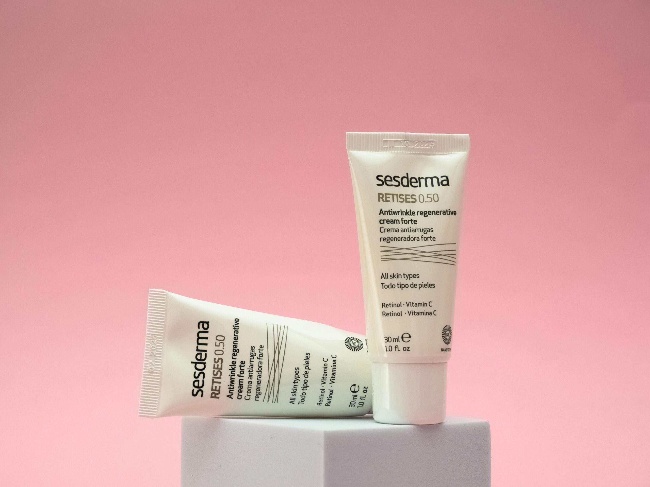 Two Sesderma Retises 0.50 skincare tubes displayed on a pink background, highlighting anti-aging cream.